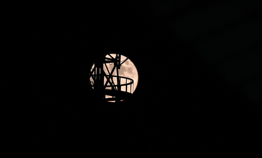 鉄塔から月の旅