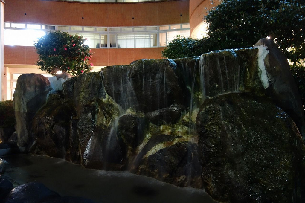 ホテルの前の滝
