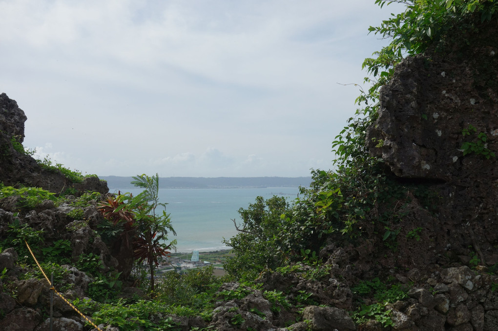 隙間から見える沖縄の海