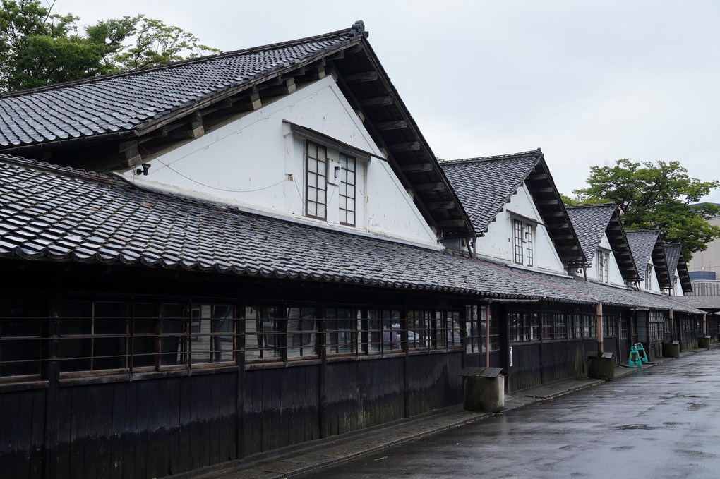 雨の山居倉庫