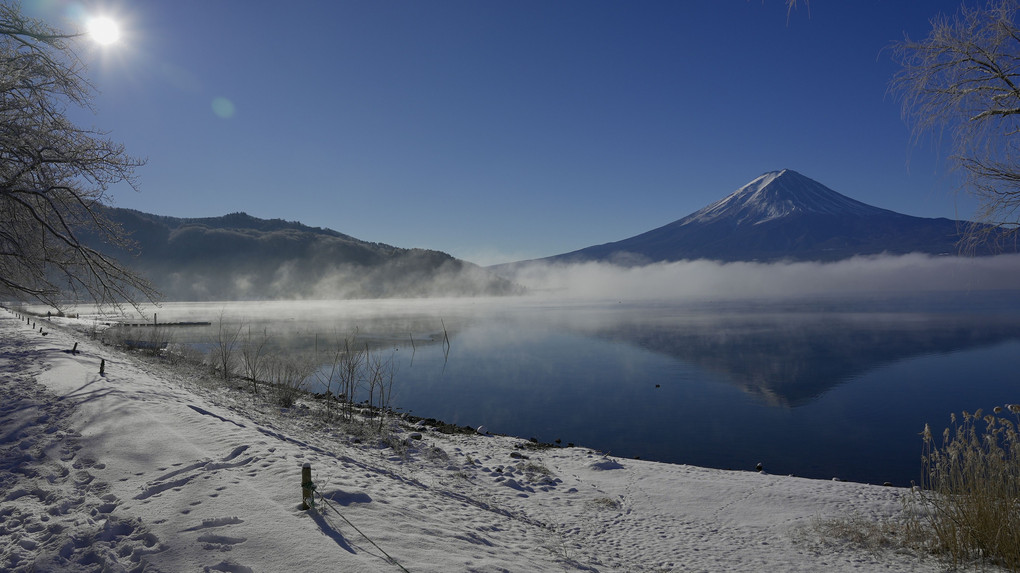 新雪と霧の河口湖