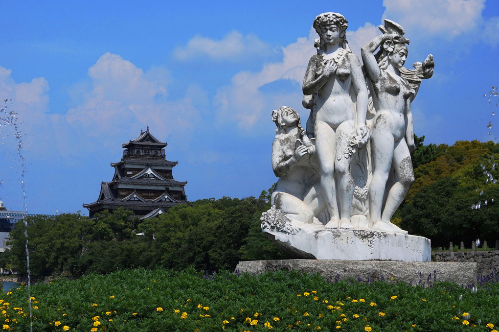 花の女神像と広島城