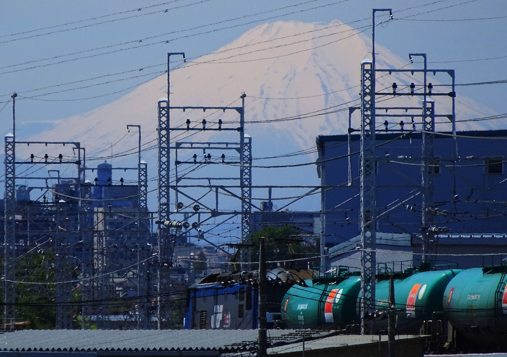 通過するタンク車と富士山