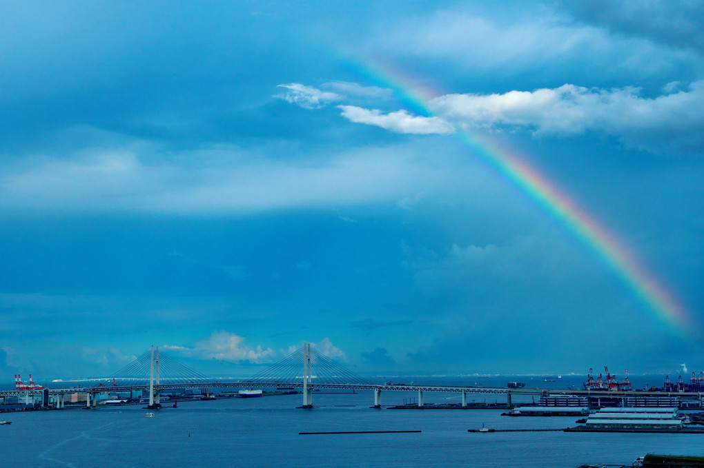 虹の掛かる横濱