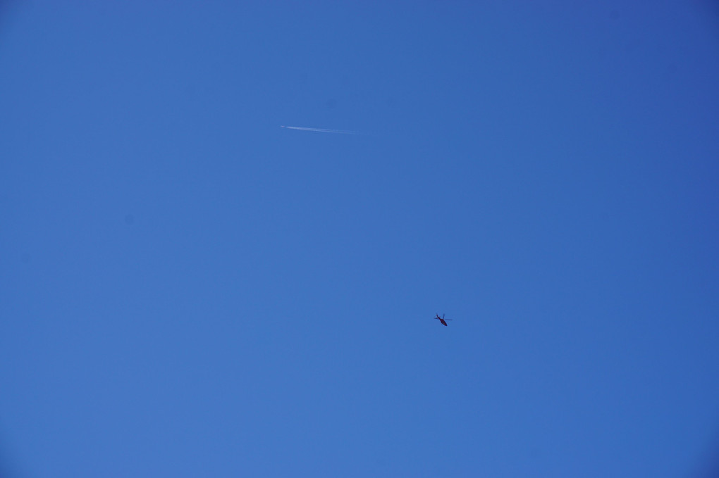 ヘリと飛行機雲の標高差