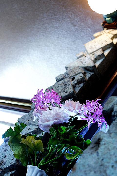 旧山邑邸・灯りと花器の花