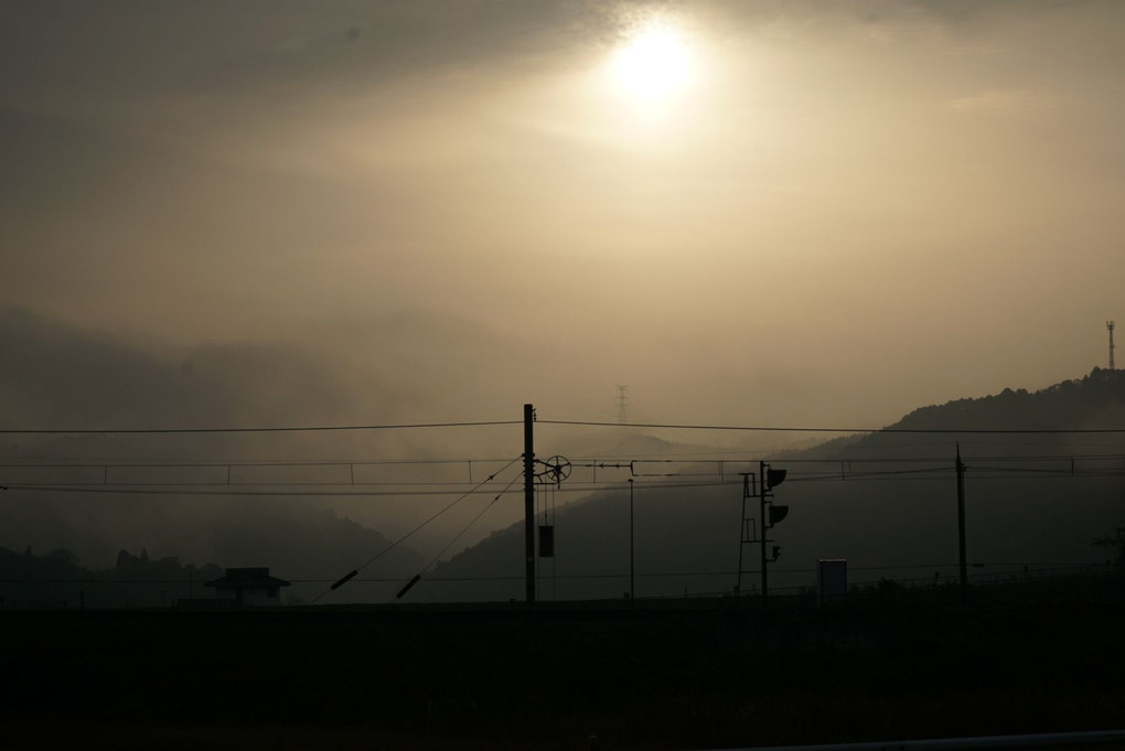 朝の濃霧に覆われた京丹後鉄道。