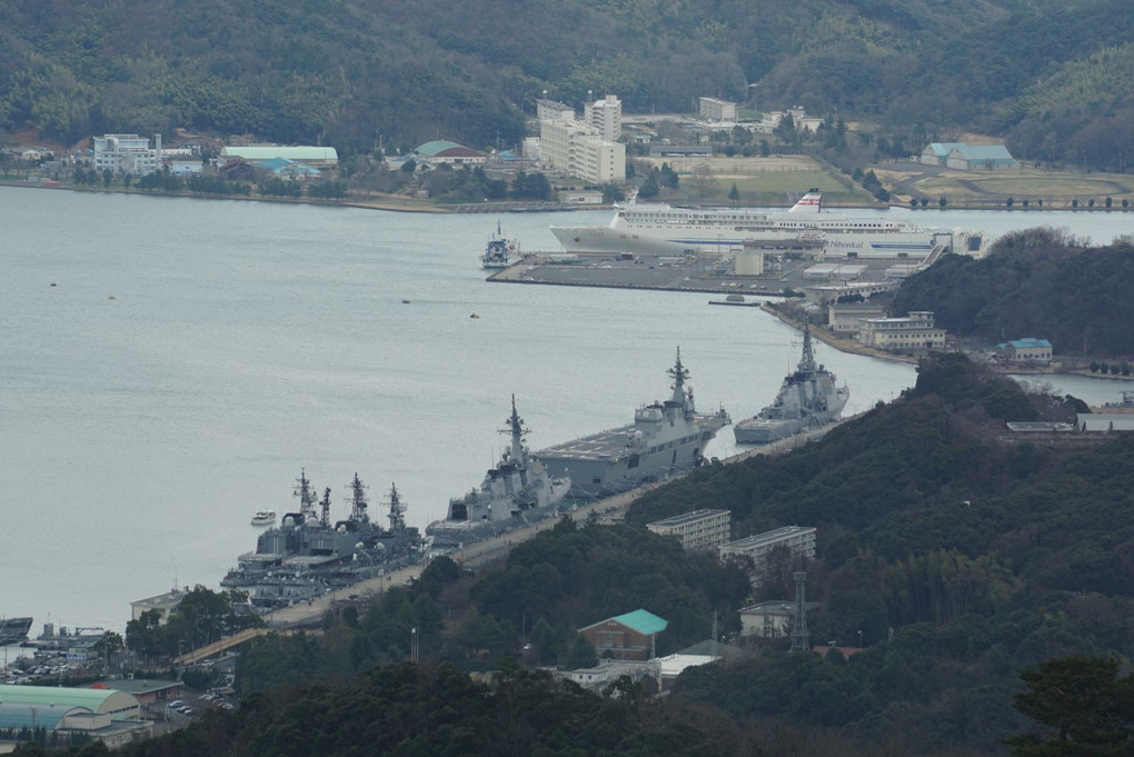 舞鶴港の護衛艦群