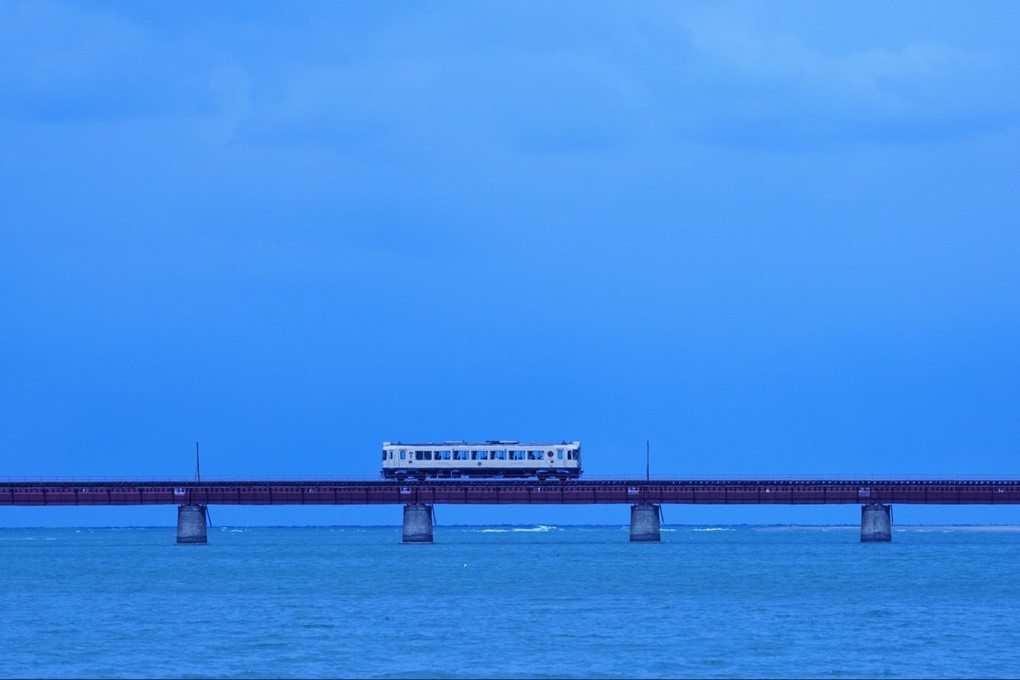 ローカル電車が海の上を走る。