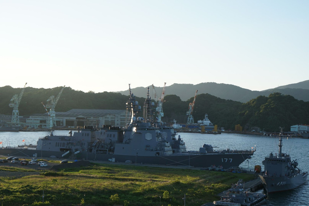 舞鶴港に停泊する護衛艦群