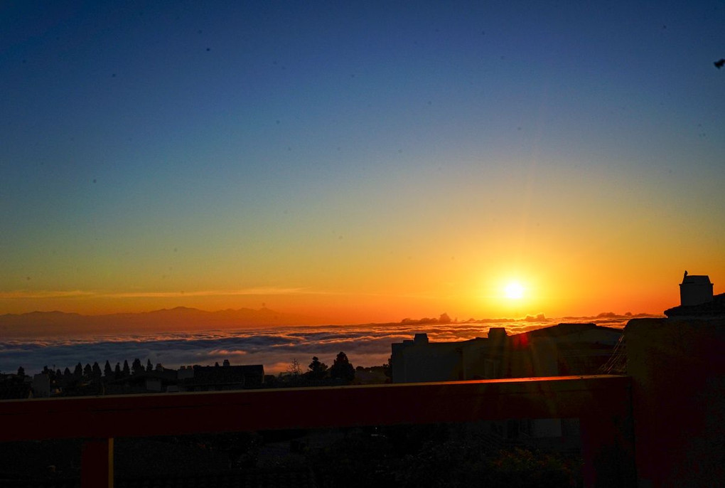 雲海から顔を出した朝の太陽