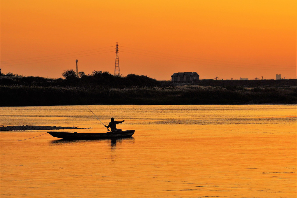 夕陽の中の釣り人