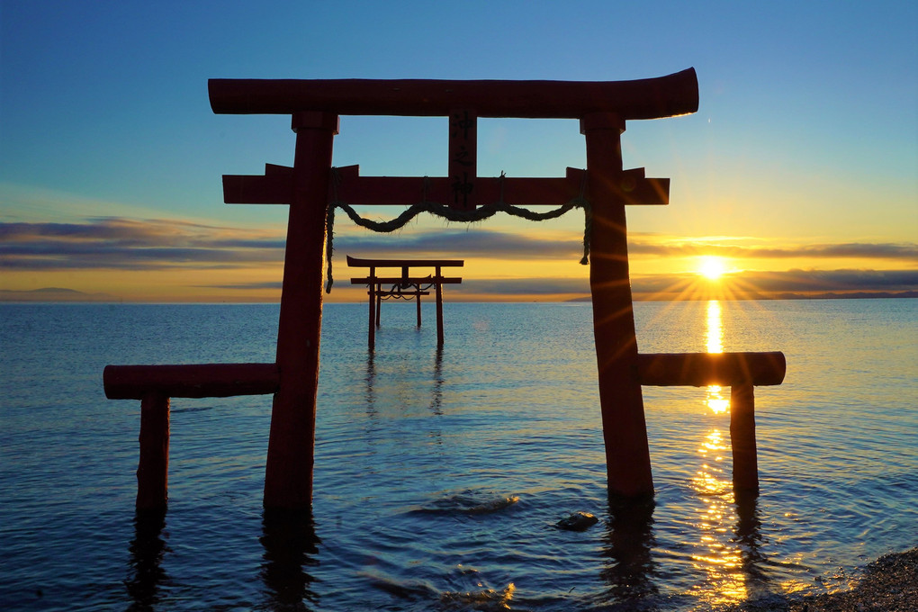 早朝の水中鳥居