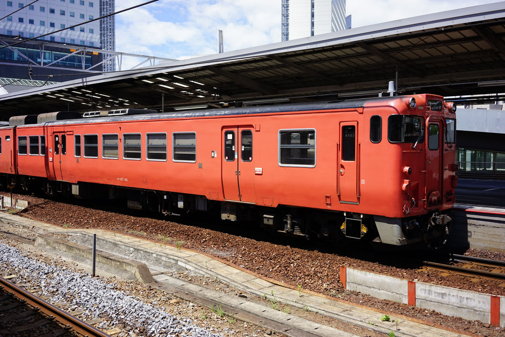 ＪＲ西日本　岡山駅の首都圏色のキハ