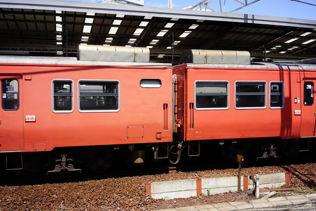 ＪＲ西日本　岡山駅の首都圏色のキハ