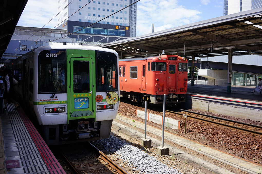 ＪＲ西日本　岡山駅の首都圏色のキハ
