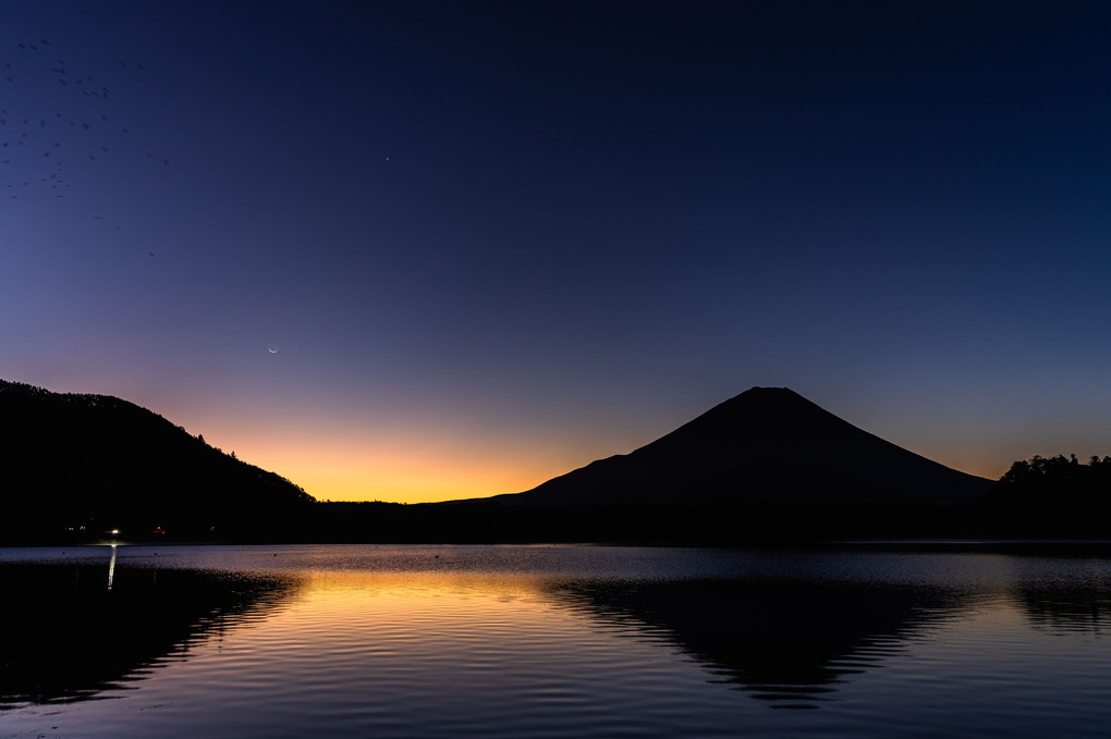 精進湖の夜明け
