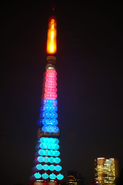 パラリンピック色の東京タワー