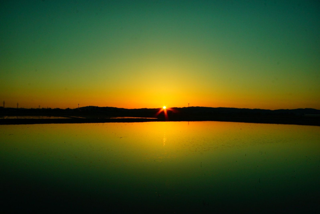 静寂の中の夕日