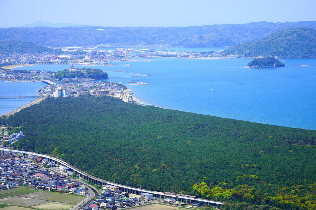 まもなく、終点唐津、唐津に到着します。長時間の御乗車ありがとう…………。