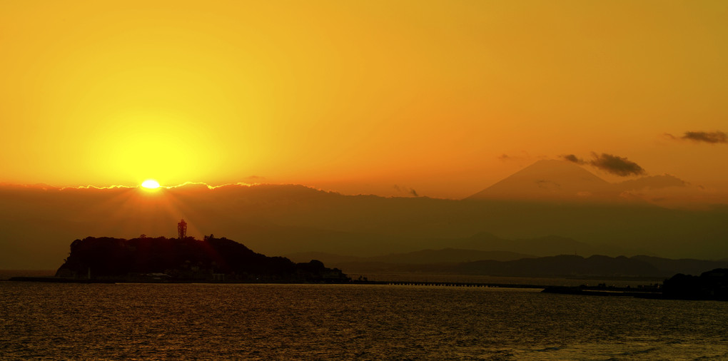 江ノ島と富士を望む
