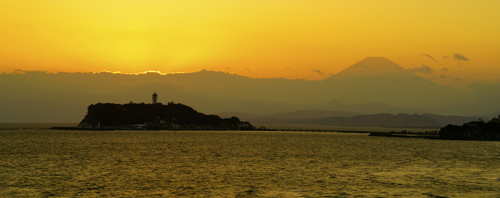 江ノ島と富士を望む