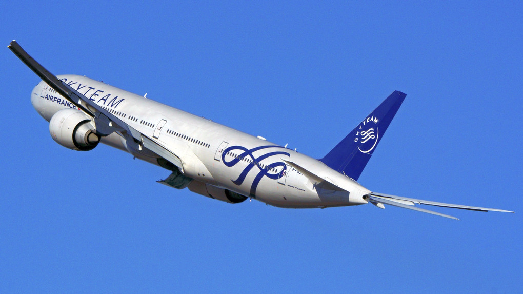 離陸するSkyTeam塗装のエールフランス機