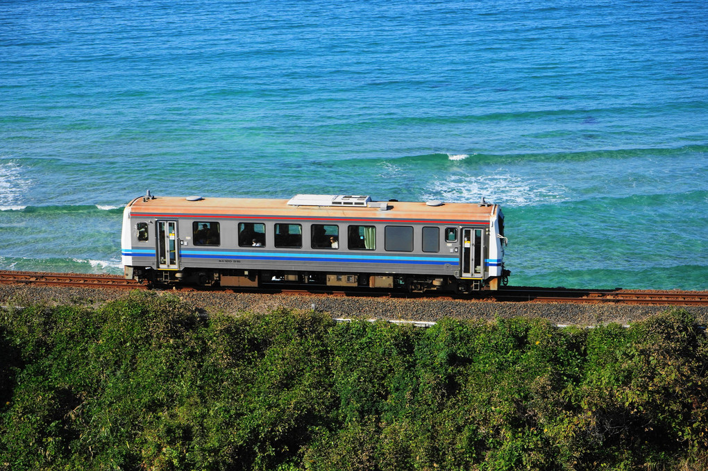 折居海岸を走る列車