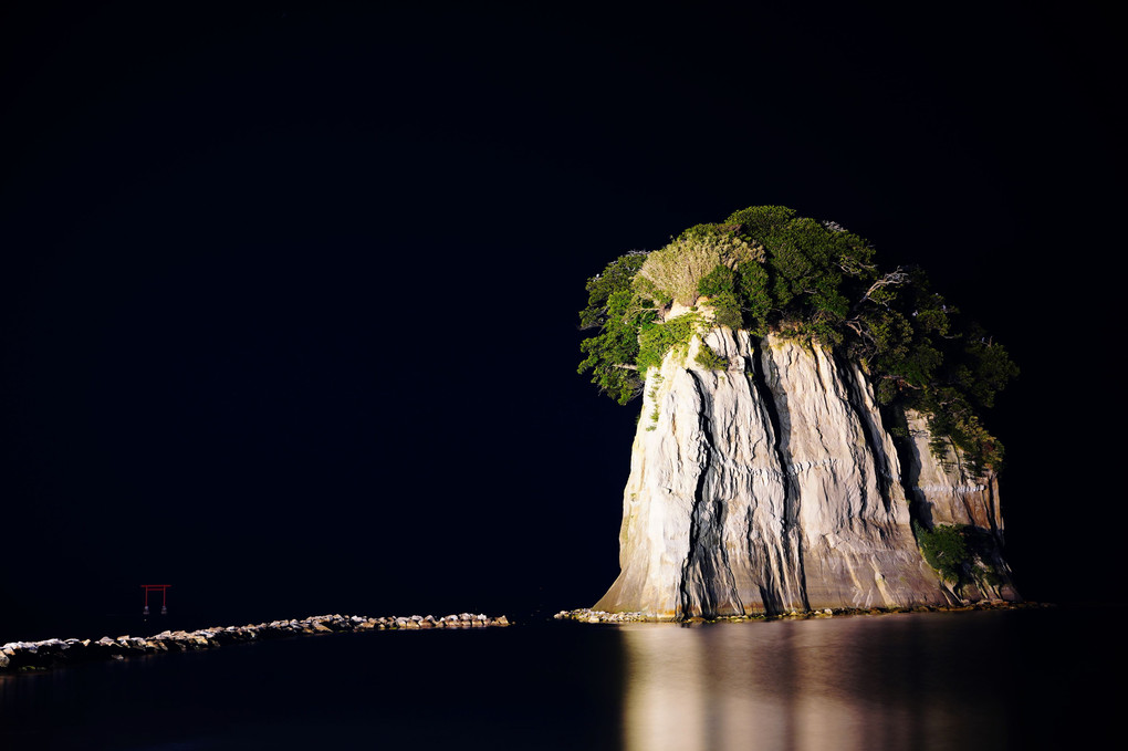闇夜に浮かぶ見附島