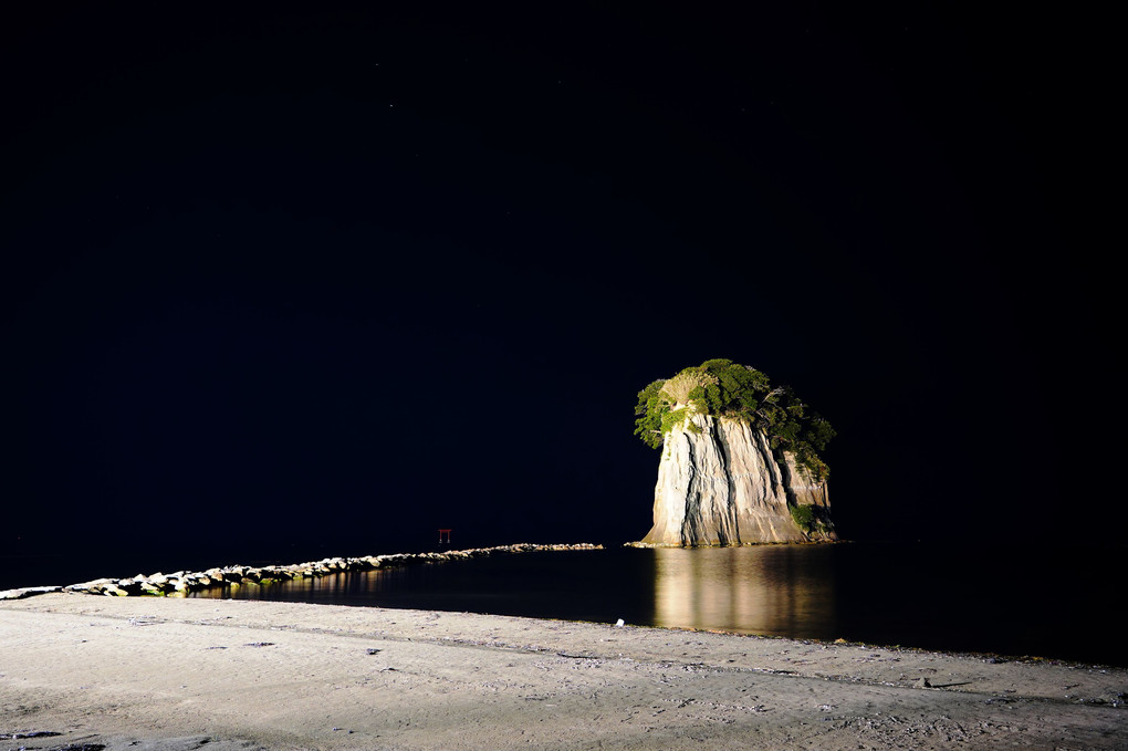 闇夜に浮かぶ見附島