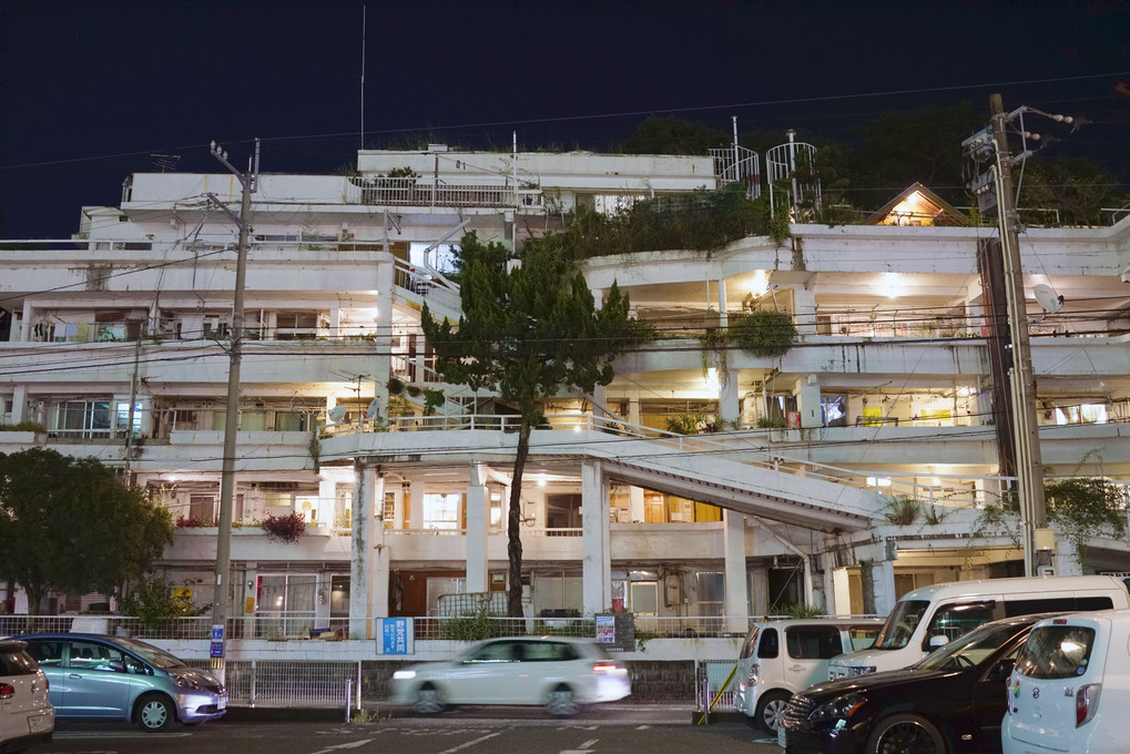 夜の沢田マンション