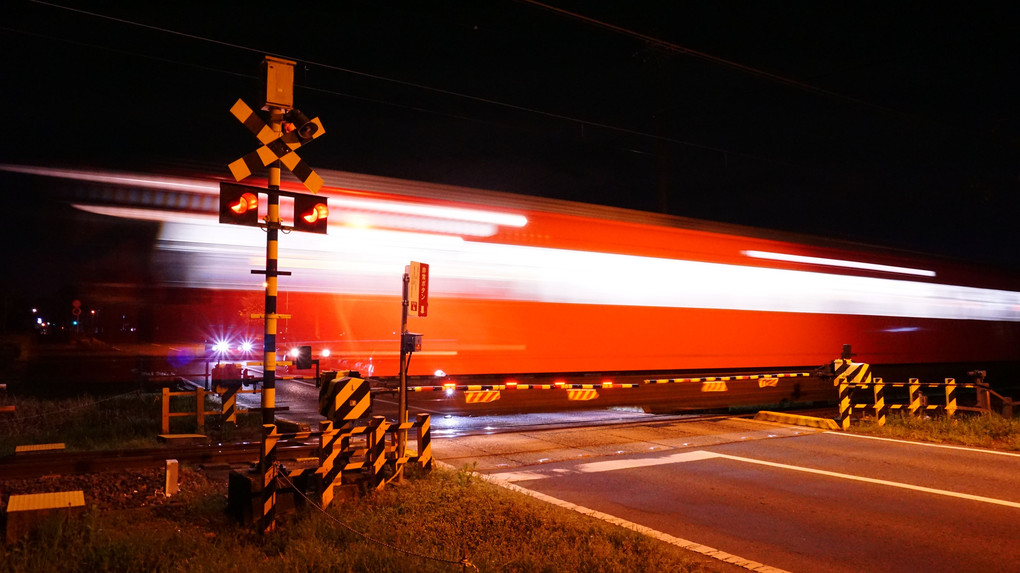 夜を行く赤い電車