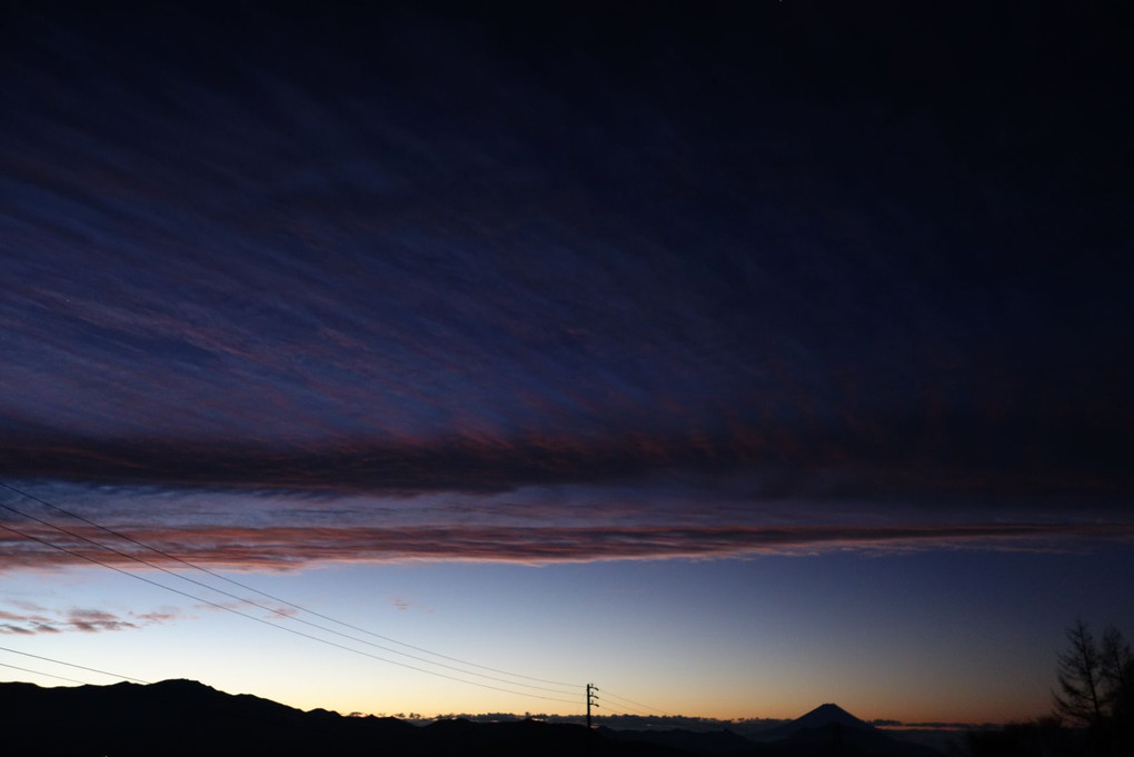 朝焼けに浮かぶ富士山！