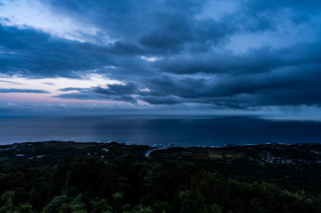屋久島夕刻　光と雨