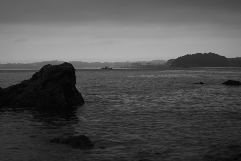 未明の雨　森戸海岸