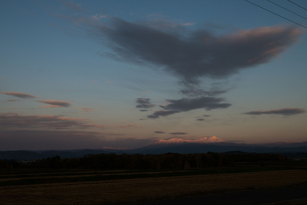 夕日に染まる山と雲のコンドル
