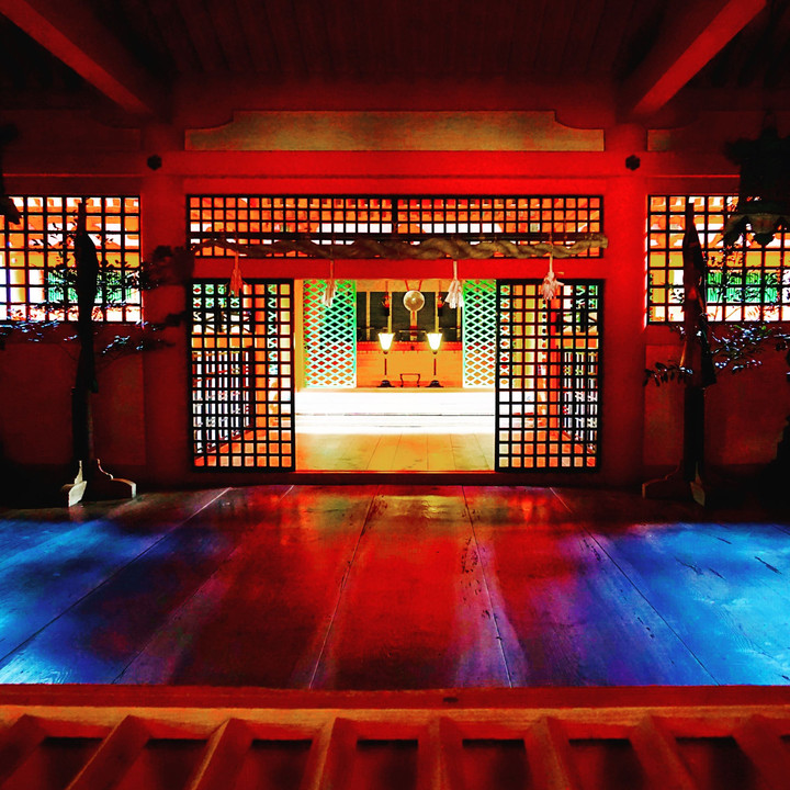 厳島神社の宗方三女神を祀る美しい本殿の拝殿⛩