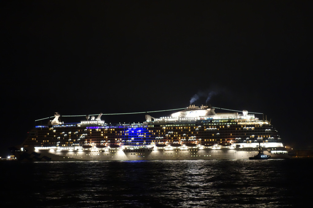 夜の豪華な船