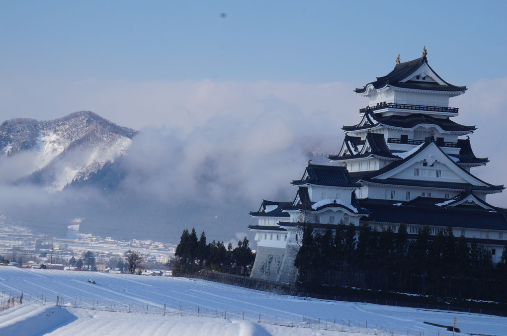 青空に雪が映える