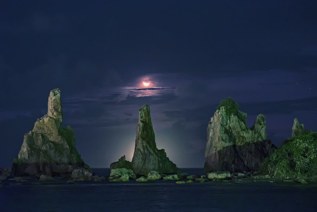 橋杭岩に昇る地球照の月