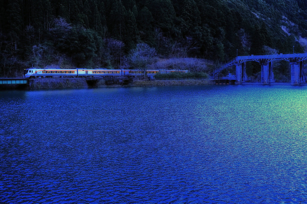 夕暮れのダム湖