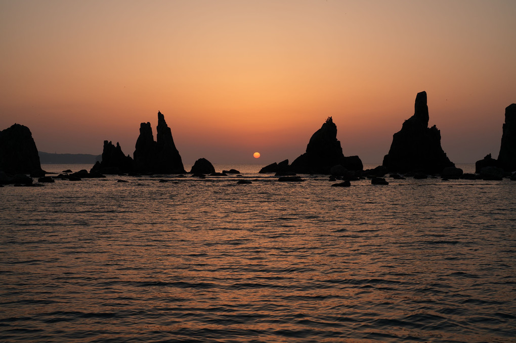 奇岩に登る朝日