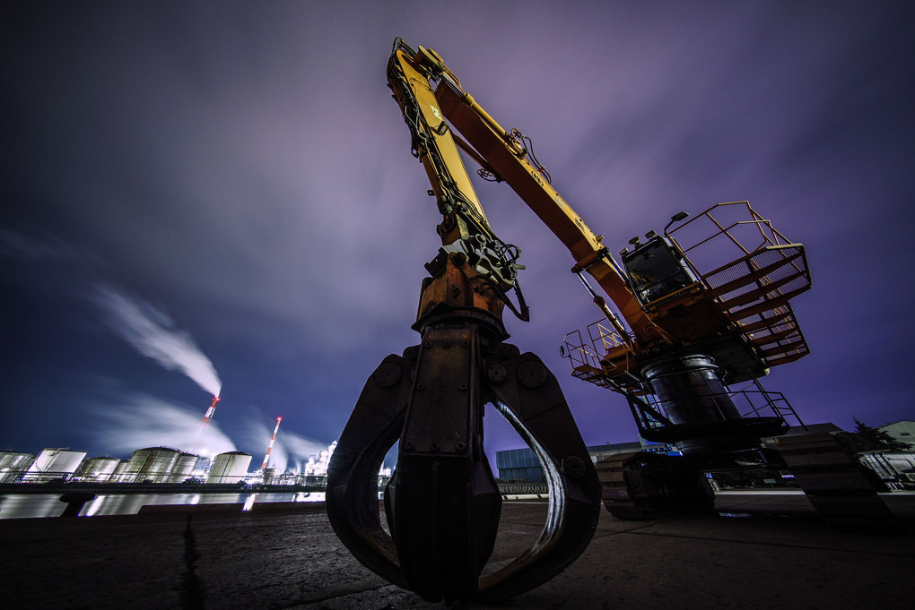 重機と工場夜景の魅力
