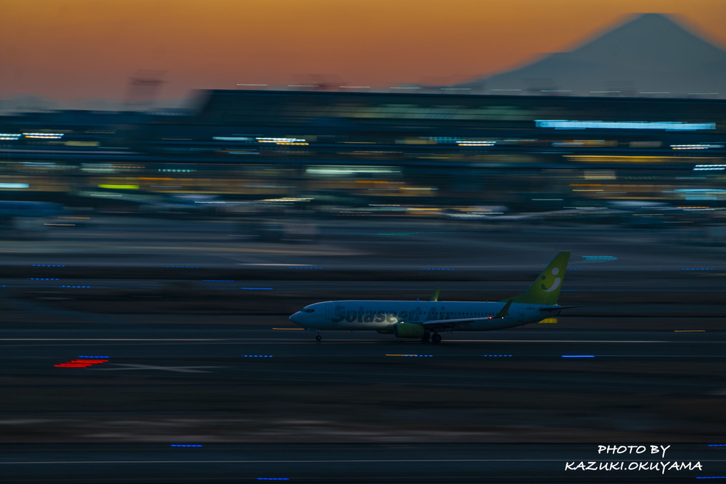 夕暮れから深夜にかけての羽田空港