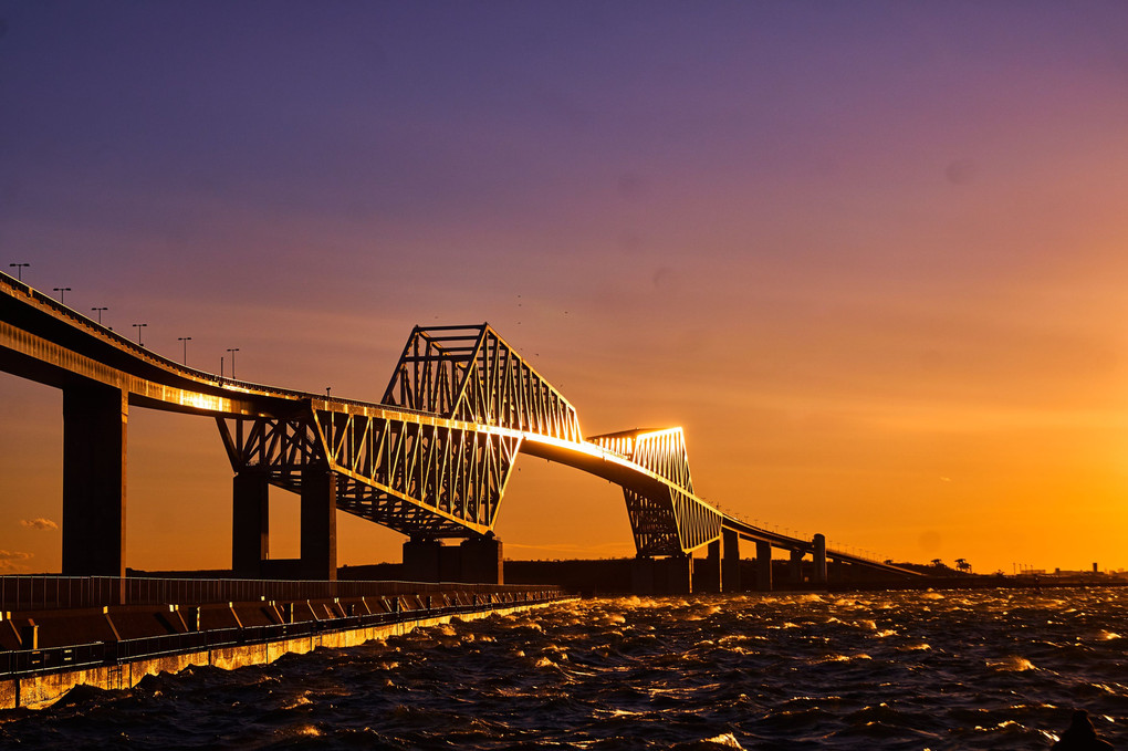 夕陽に輝く東京ゲートブリッジ
