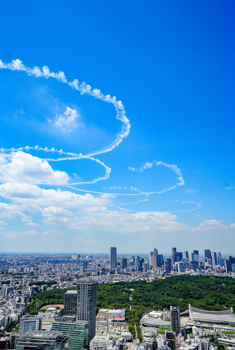 東京の空に五輪を描く