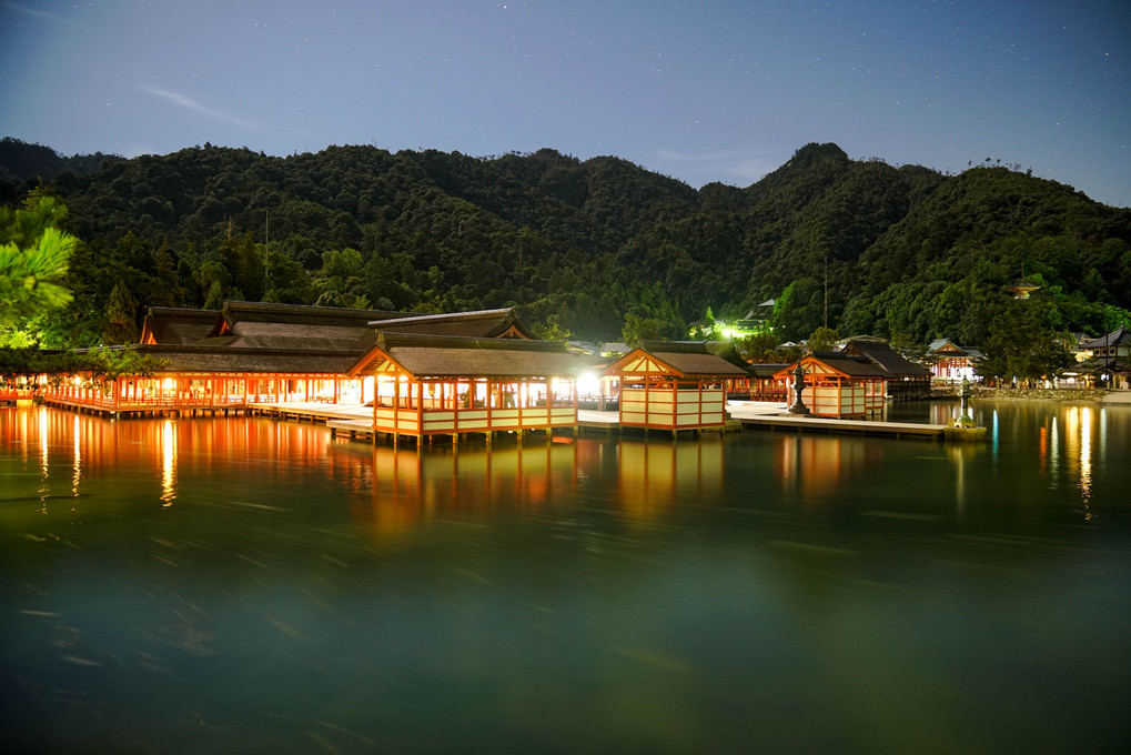 宮島の嚴島神社の夜景