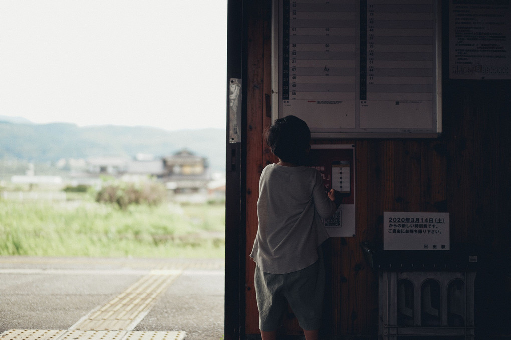 電車、来ないね。