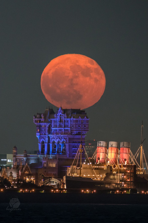 The moon rising to Tower of Terror
