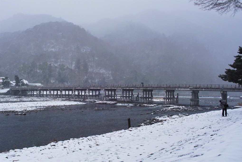 風雪の嵐山　午前７時の渡月橋